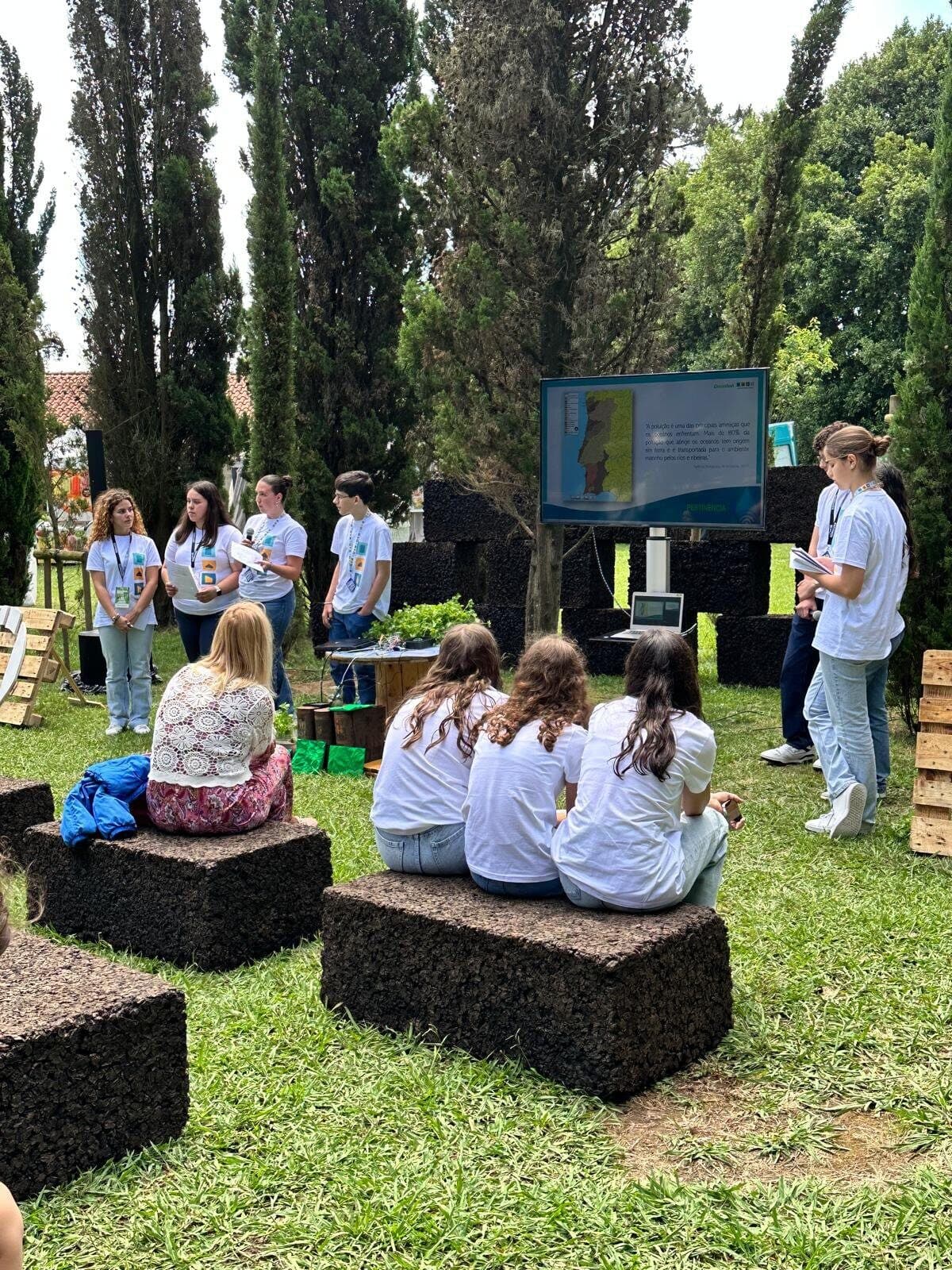 Equipa a apresentar o projeto a convidados no GreenFest Serralves 2024