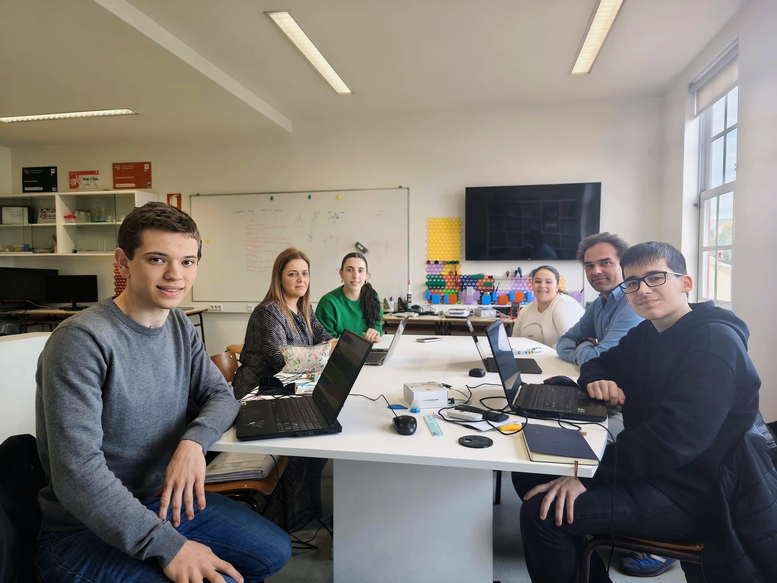 Alunos do Projeto Guarda-Rios na bancada do Ribalab