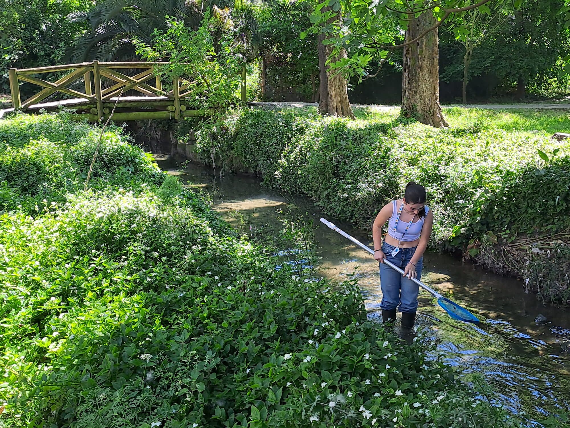 Aluno do Guarda-Rios a recolher dados na Ribeira da Granja